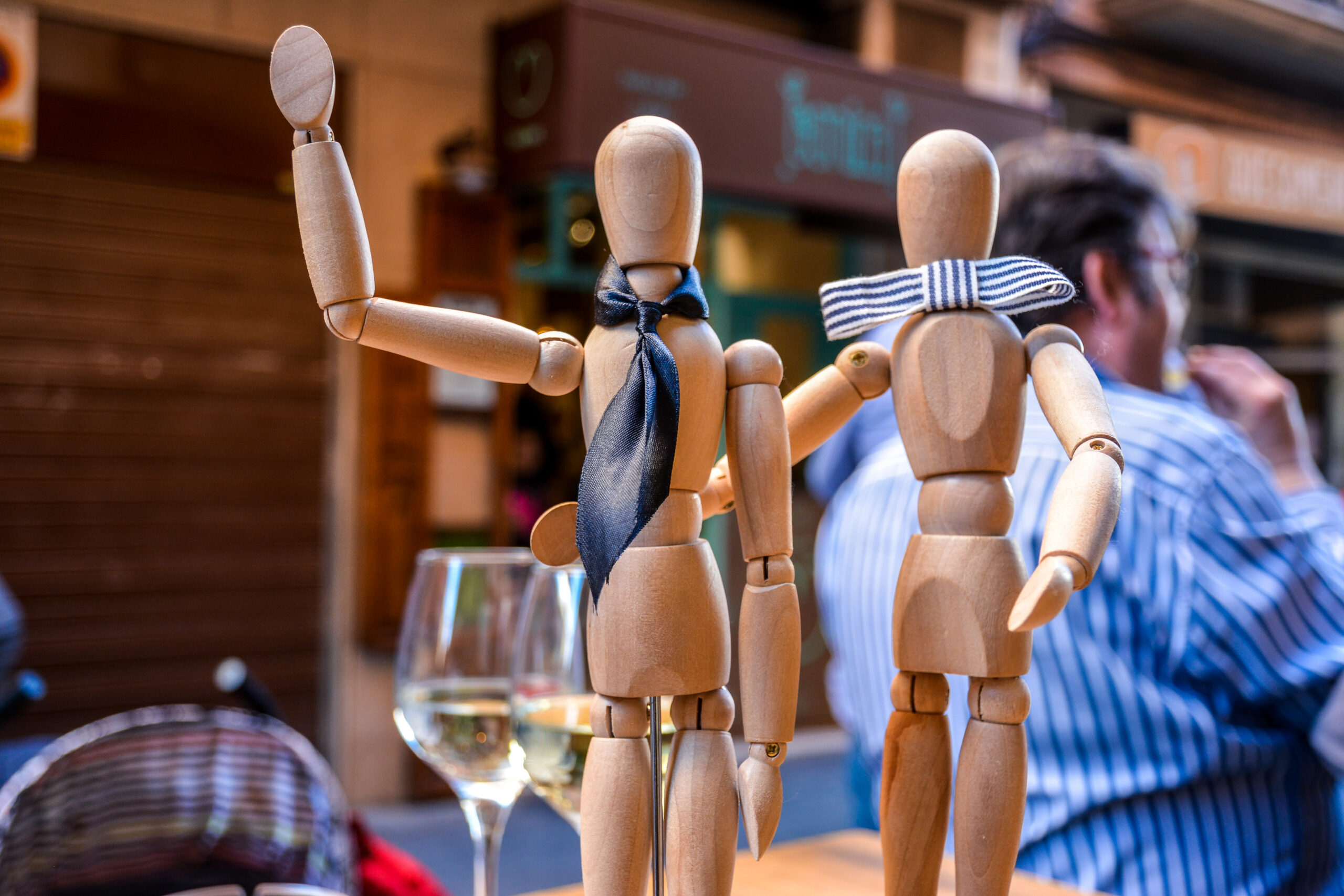 ¿Se comparten los círculos de amistades en una relación?